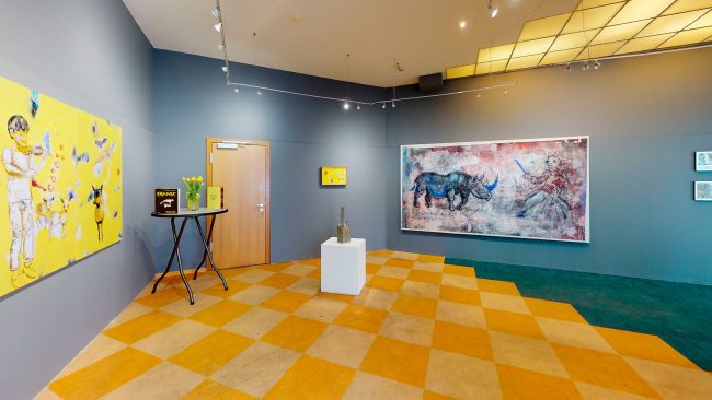 Blick in die Ausstellung mit 'Corona Diaries' und 'Ist hier ein Nashorn im Raum?'